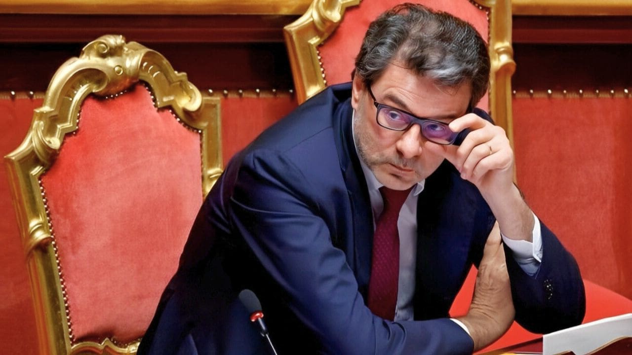 Arriva una sorpresa per la bolletta della luce: un regalo di Giorgetti