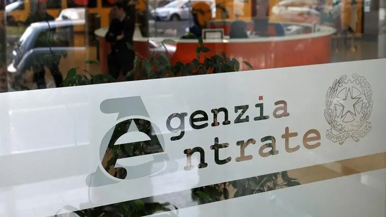 Agenzia delle Entrate cerca personale: contratto stabile e stipendio da 1.800€ al mese: lavoro sicuro senza esperienza specifica