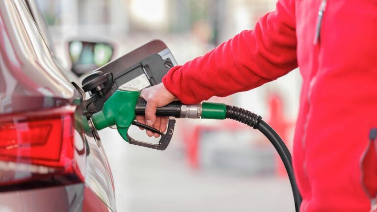 Fare benzina costa pochissimo: ecco dove andare