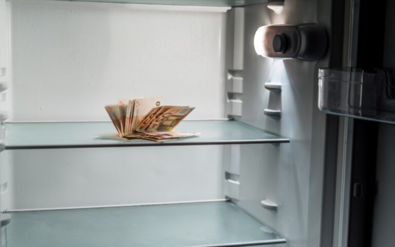 risparmio garantito grazie al trucco della banconota nel frigo