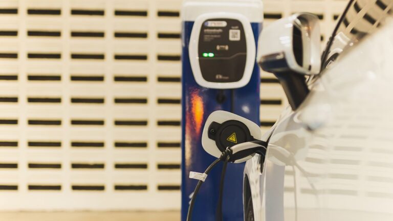 Mobilità, cambia tutto da oggi: il pieno costa 0,002€ al litro e lo fai in cucina | Addio ricariche e colonnine