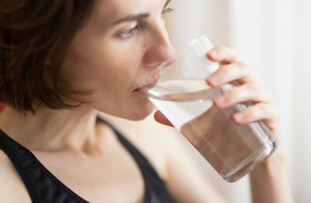 bere acqua calda