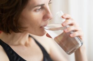 bere acqua calda