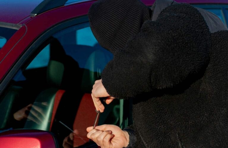 AUTO A PEZZI – Rubano anche dal box sotto casa e smontano tutto in 20 minuti | Se non hai questo dispositivo, sei il prossimo