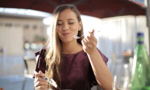 Mangiare bene spendendo poco è ancora possibile: ecco dove