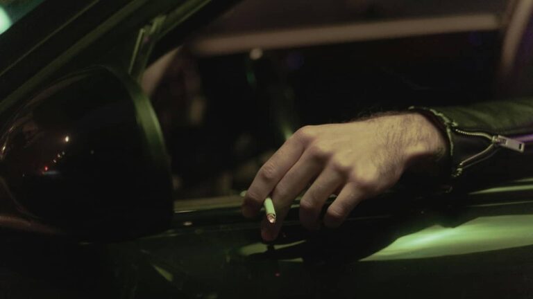 Cosa succede se accendi una sigaretta mentre guidi: tutte le nuove conseguenze