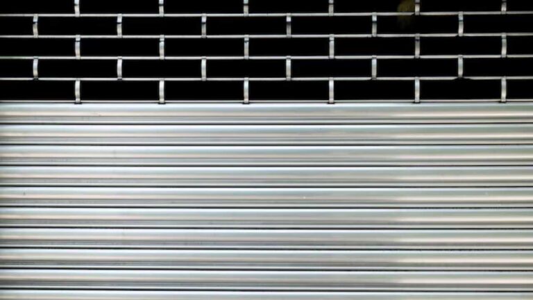 Serrande chiuse - fonte_freepik - bitontotv.it