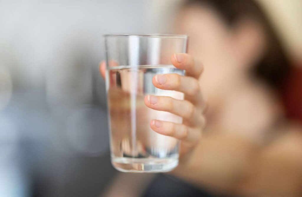 bere acqua