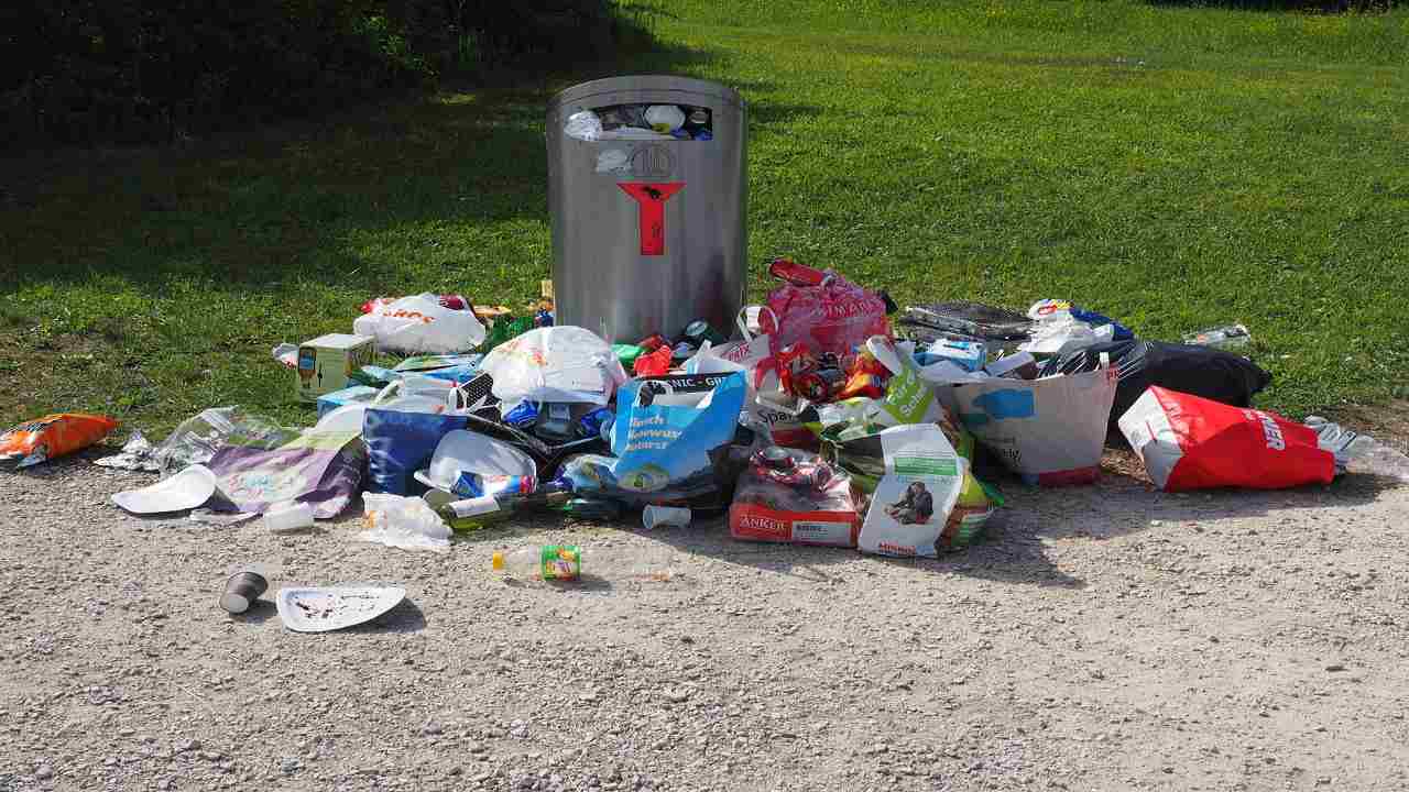 “Siamo pronti a chiudere”, la disperazione dei locali per la situazione rifiuti