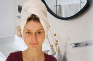 donna con asciugamano in testa