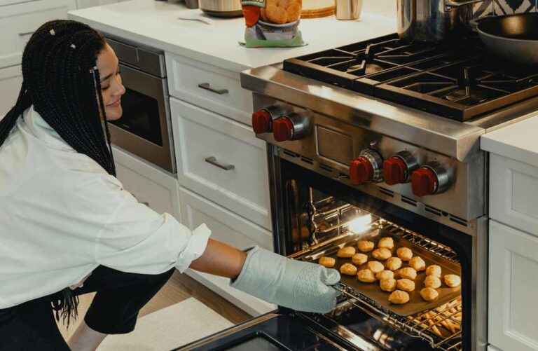 donna che usa il forno