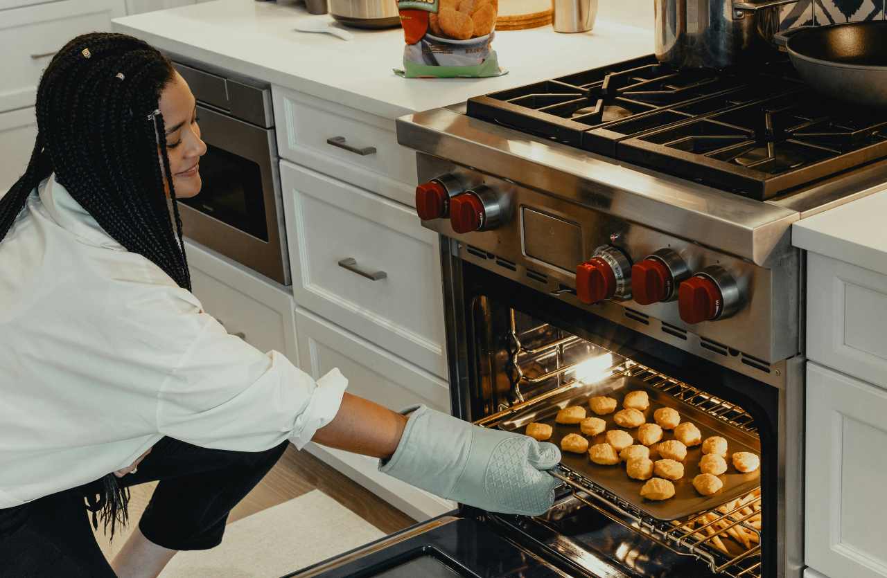 donna che usa il forno